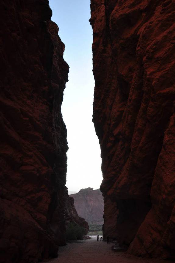 Saindo do Anfiteatro, no Vale das Conchas, próximo à Cafayate - Argentina